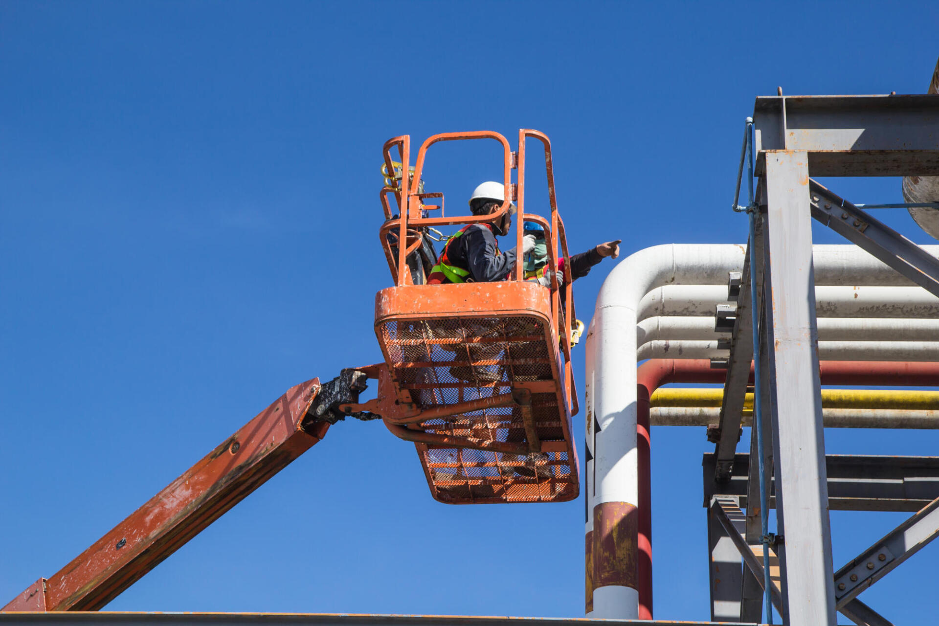 Aerial lift operator in action, as trained by Northern Ohio Equipment Services in Medina, Ohio